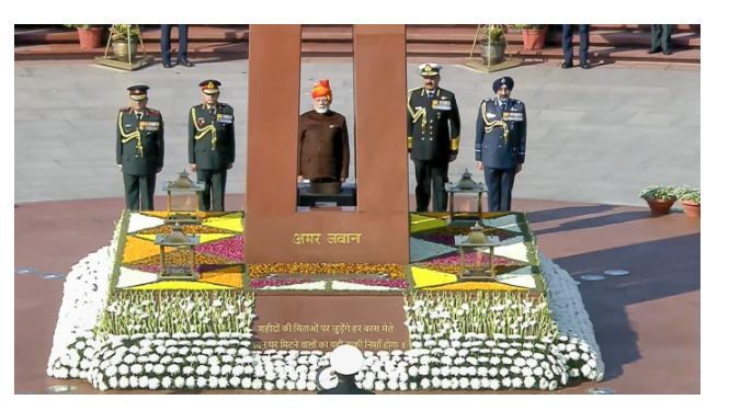 '76वाँ गणतंत्र दिवस | पीएम मोदी लंबे घूंघट, भूरे रंग के जैकेट के साथ पीले और लाल धारी वाला 'साफा' पहनते हैं | '